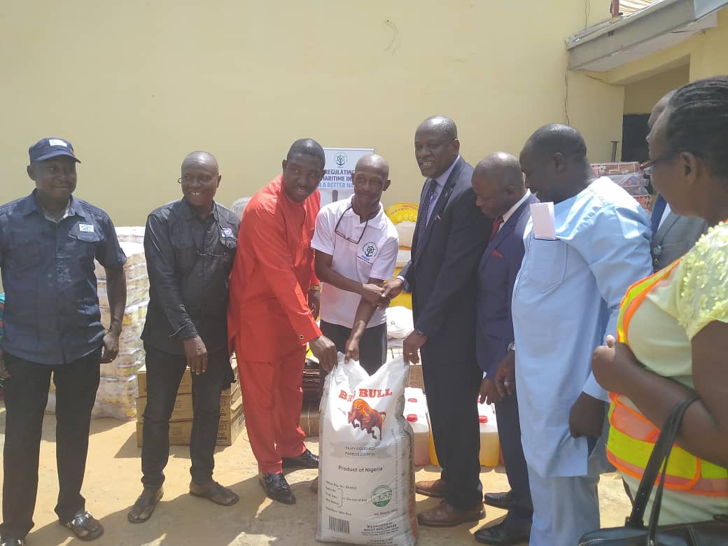 Osamgbi presenting Relief Materials to Ogwezy ,For Delta IDPs